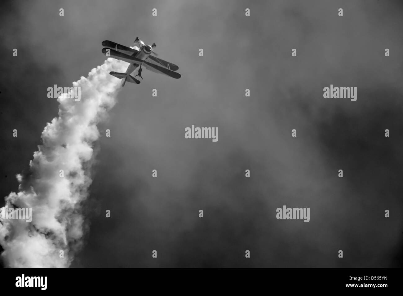 Acrobate, Jane Wicker, se tient avec les bras tendus au sommet d'un biplan en boucle inversée à un spectacle aérien à Columbus, Géorgie. Banque D'Images