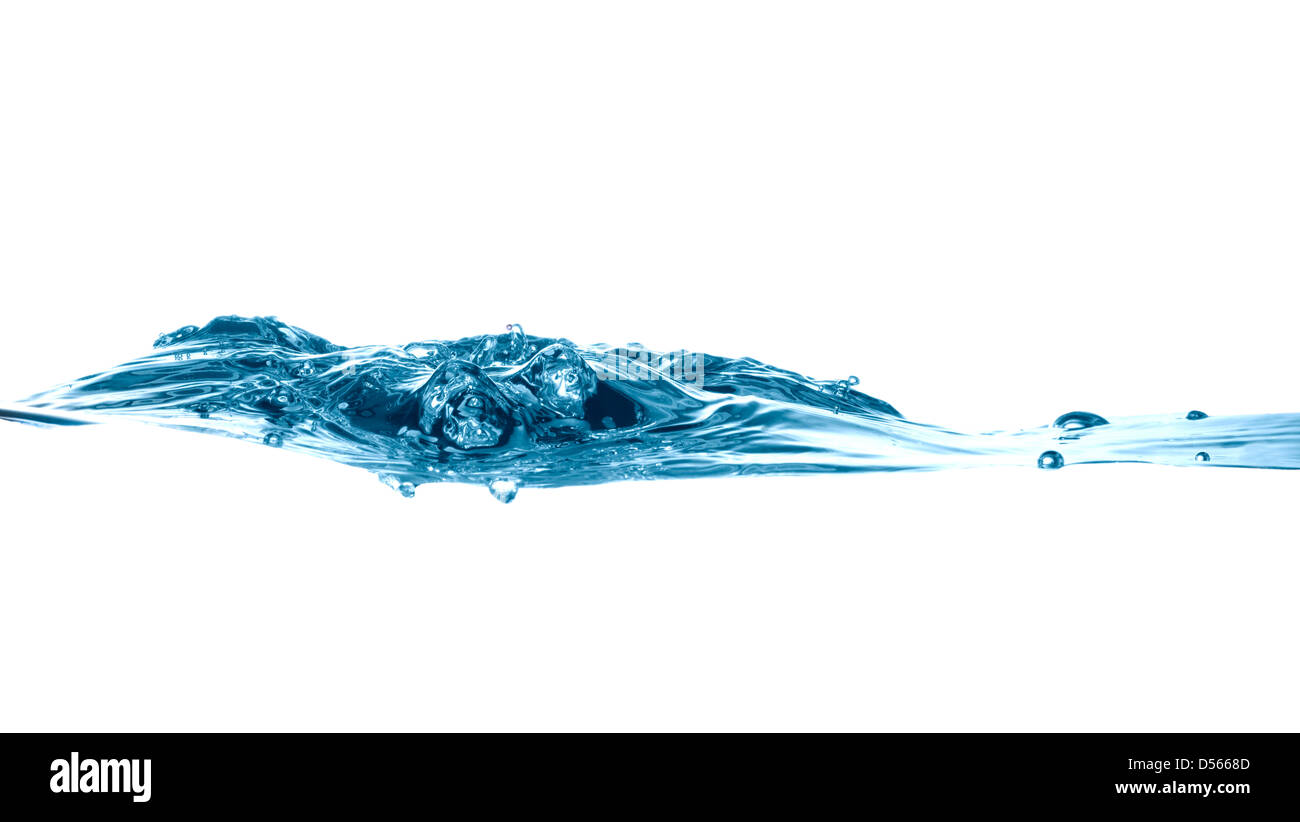 éclaboussures d'eau bleue isolées sur fond blanc, gouttes d'eau Banque D'Images