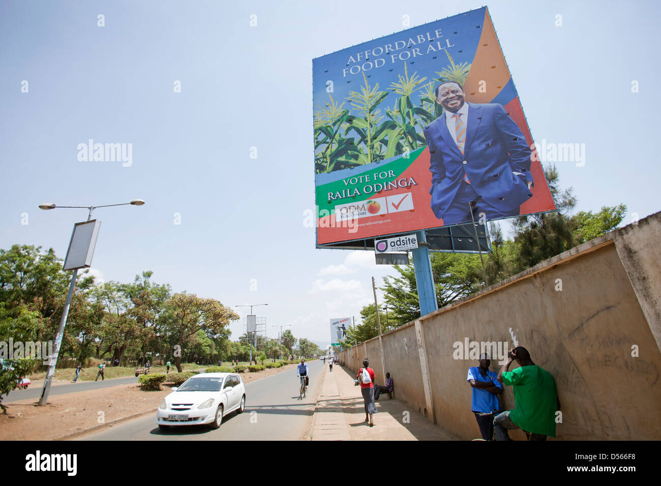 Pour l'affiche de la politique et de l'ODM Raila Odinga partie 'prometteuses abordables pour tous" à Kisumu, Kenya. Février 2013. Banque D'Images