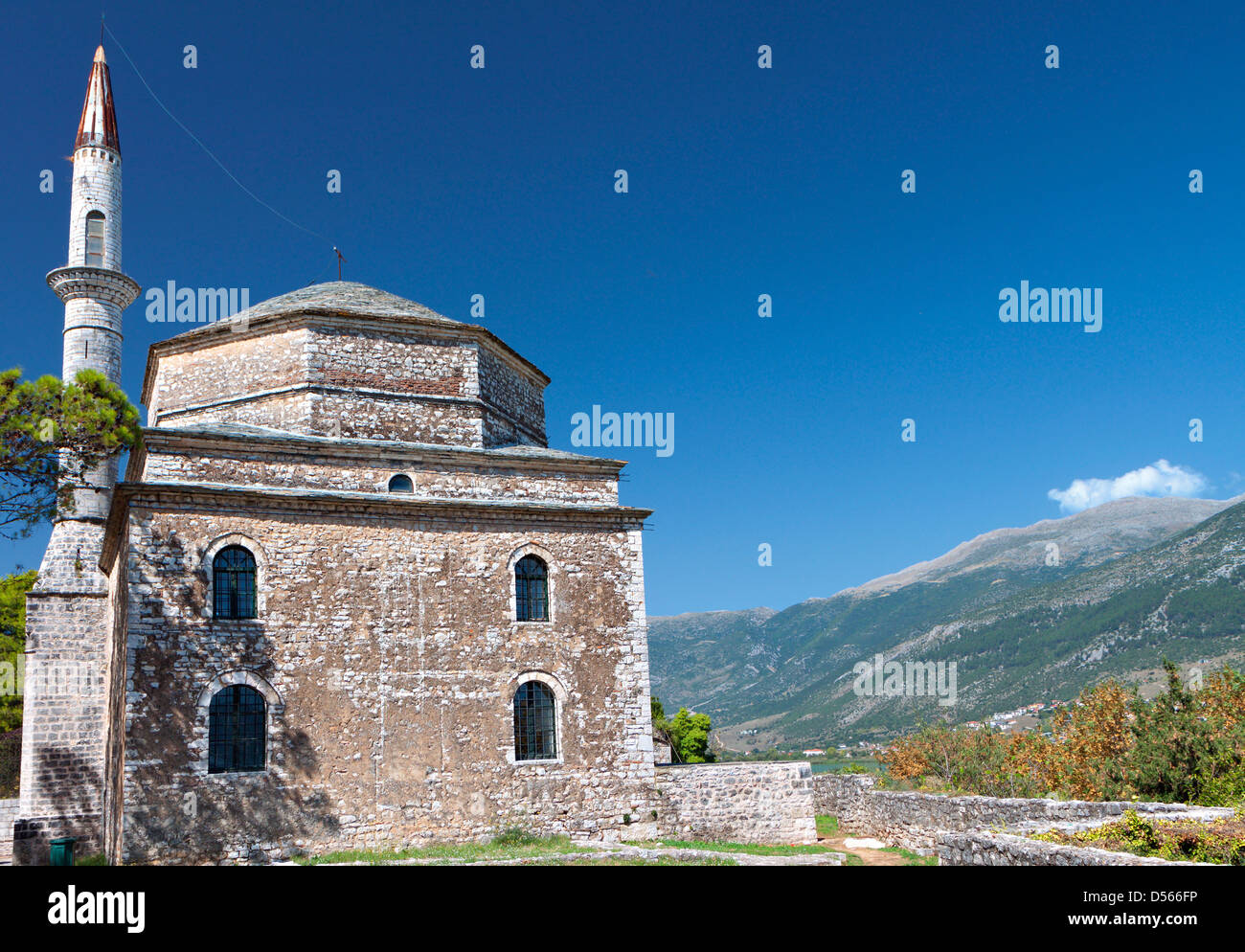 Son château de Kale et la mosquée de Fethiye à ville de Ioannina en Grèce Banque D'Images