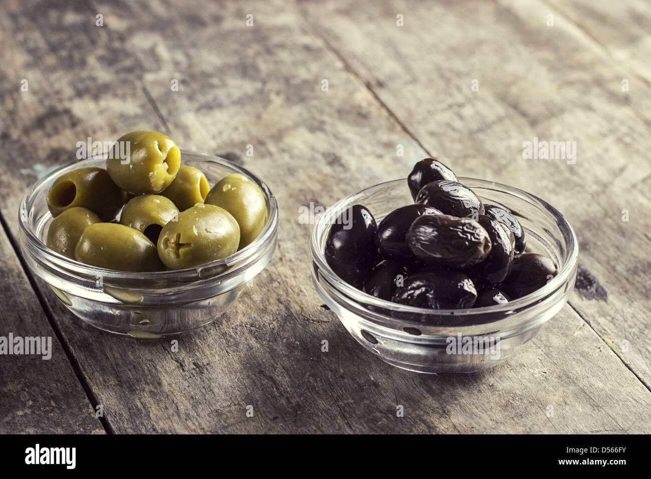 Olives vertes et noires sur la table Banque D'Images