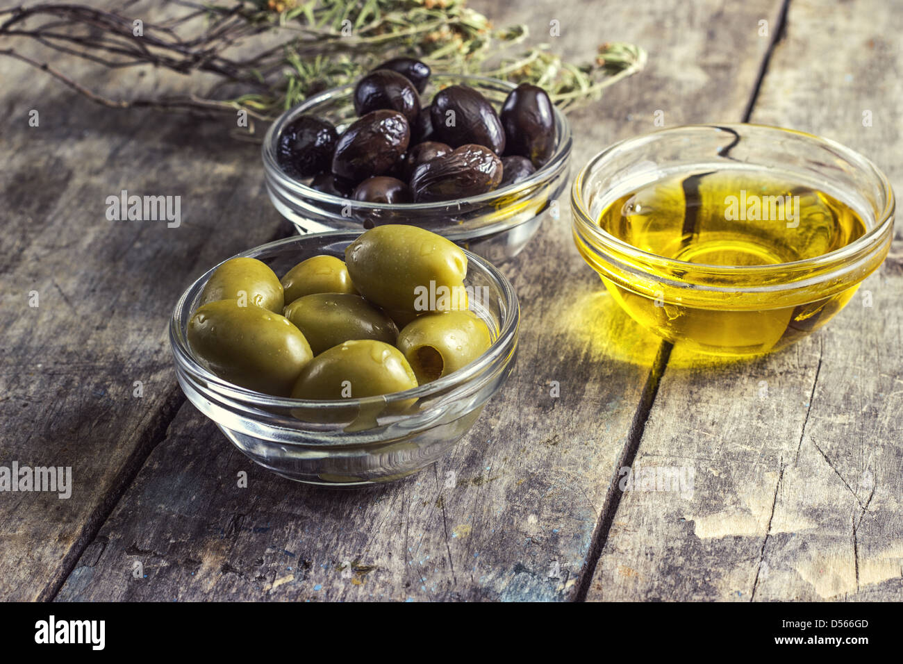 Olives vertes et noires sur la table Banque D'Images