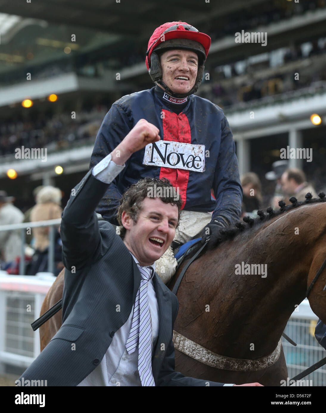 B J Geraghty et Bobs Worth célèbrent leur victoire à la coupe d'Or au Festival de Cheltenham 2013 Banque D'Images