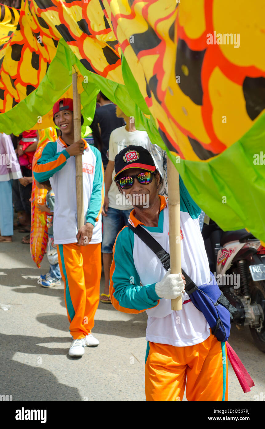 Porteurs de dragon au Nouvel An Chinois, Bornéo indonésien Banque D'Images