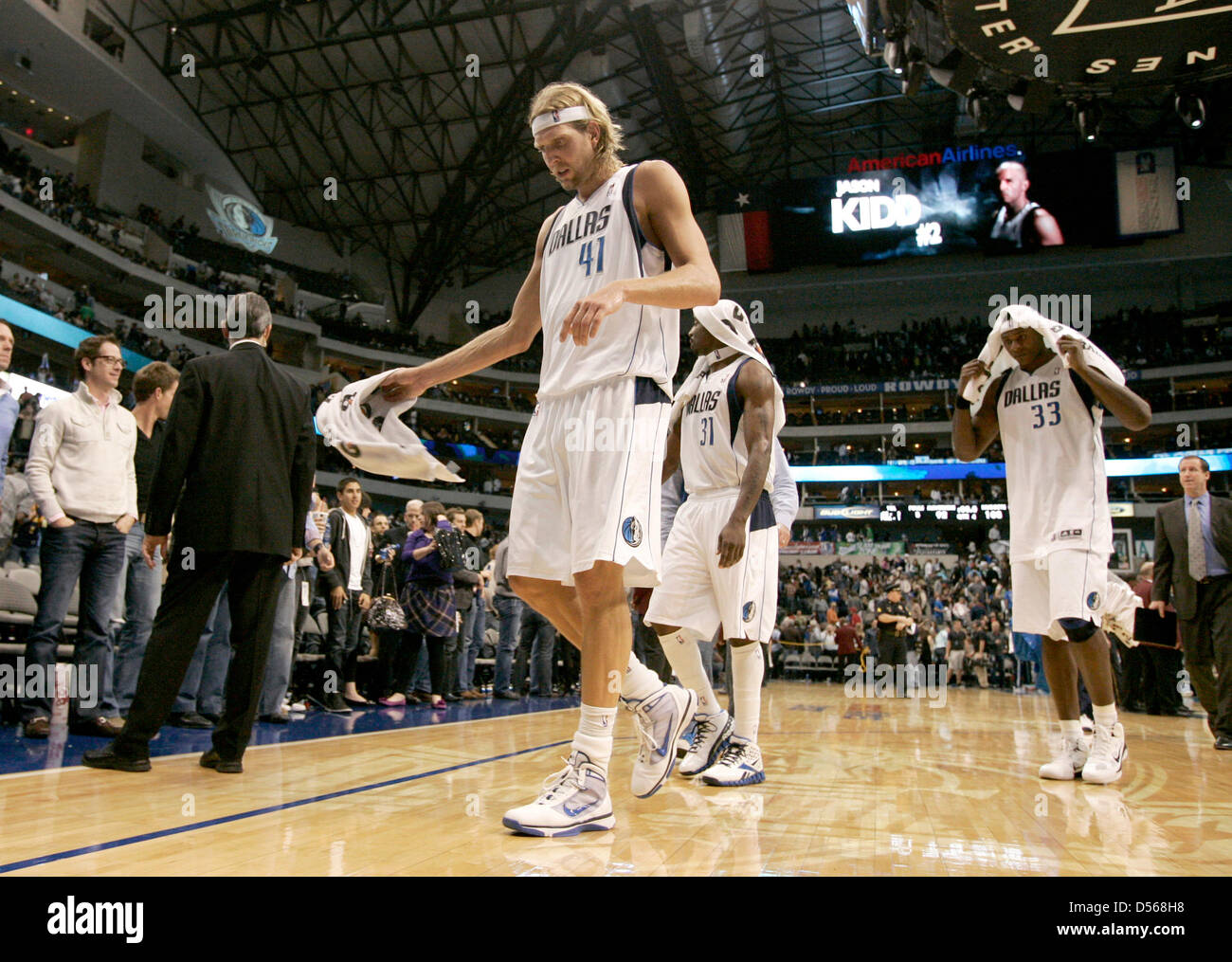 Les Dallas Mavericks Dirk Nowitzki (3e à partir de R, 41), Jason Terry (2e à partir de R, 31), et Brendan Haywood (R, 33) quitter le tribunal après avoir perdu pour les Nuggets de Denver au cours de la basket de la NBA à l'American Airlines Center à Dallas, Texas, USA, 6 novembre 2010. Les nuggets défait les Mavericks 103 à 92. Photo : Ralph Lauer Banque D'Images