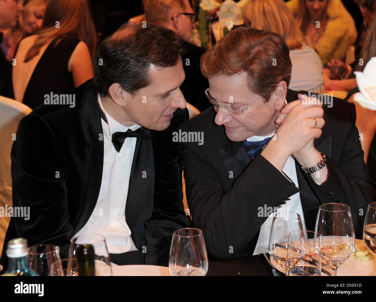 Le ministre des Affaires étrangères allemand Guido Westerwelle (R) et son mari Michael Mronz (L) lors de la 17e gala de l'opéra de l'Aids Foundation à Berlin, Allemagne, 06 novembre 2010. Photo : Britta Pedersen Banque D'Images