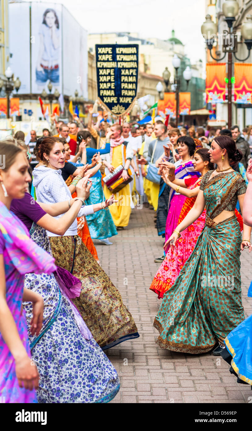 Les membres d'Hare Krishna sur la rue Old Arbat à Moscou, Russie Banque D'Images