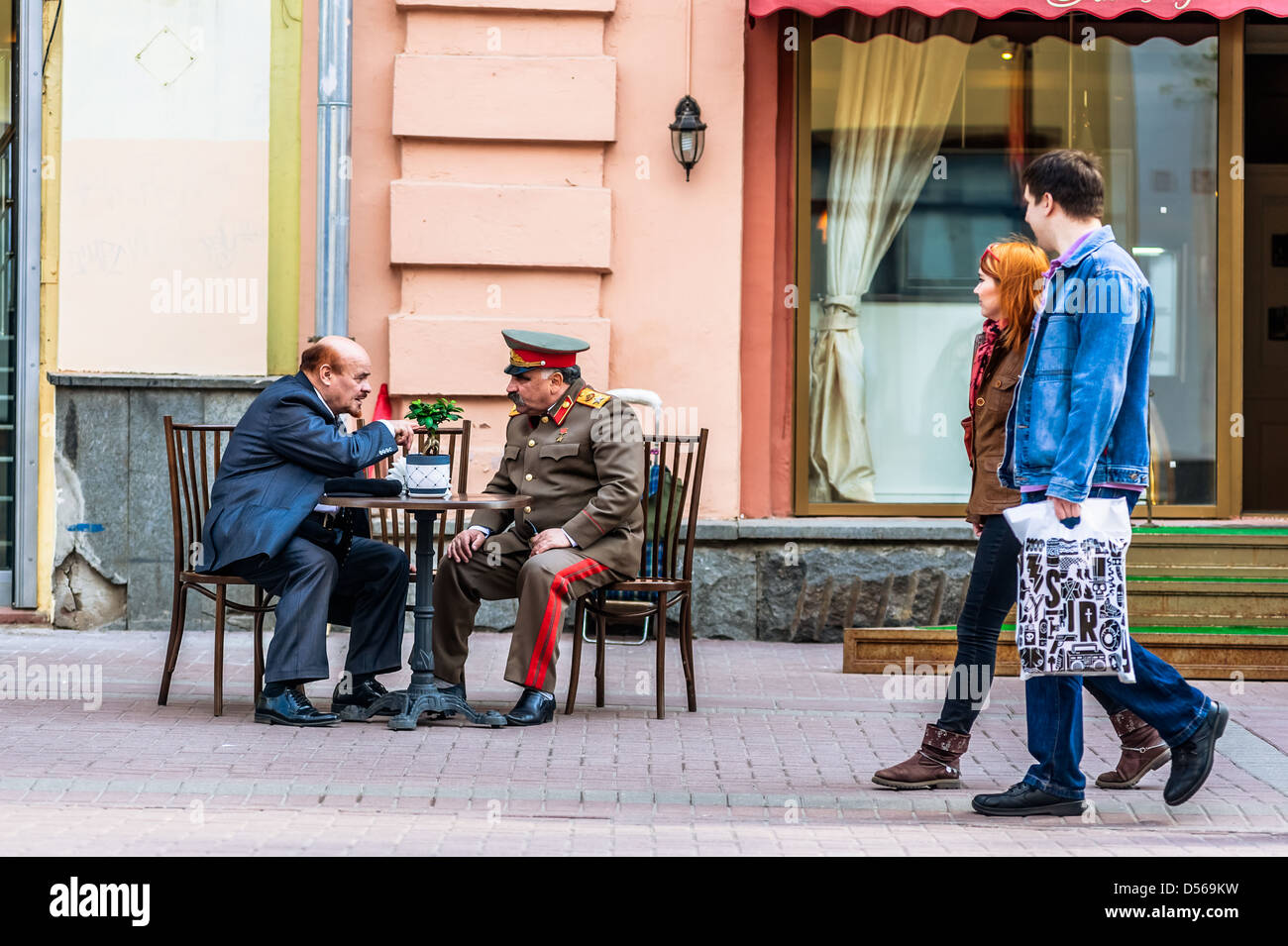 Faux (acteurs, des imposteurs) Lénine et Staline sur la rue Arbat à Moscou Banque D'Images