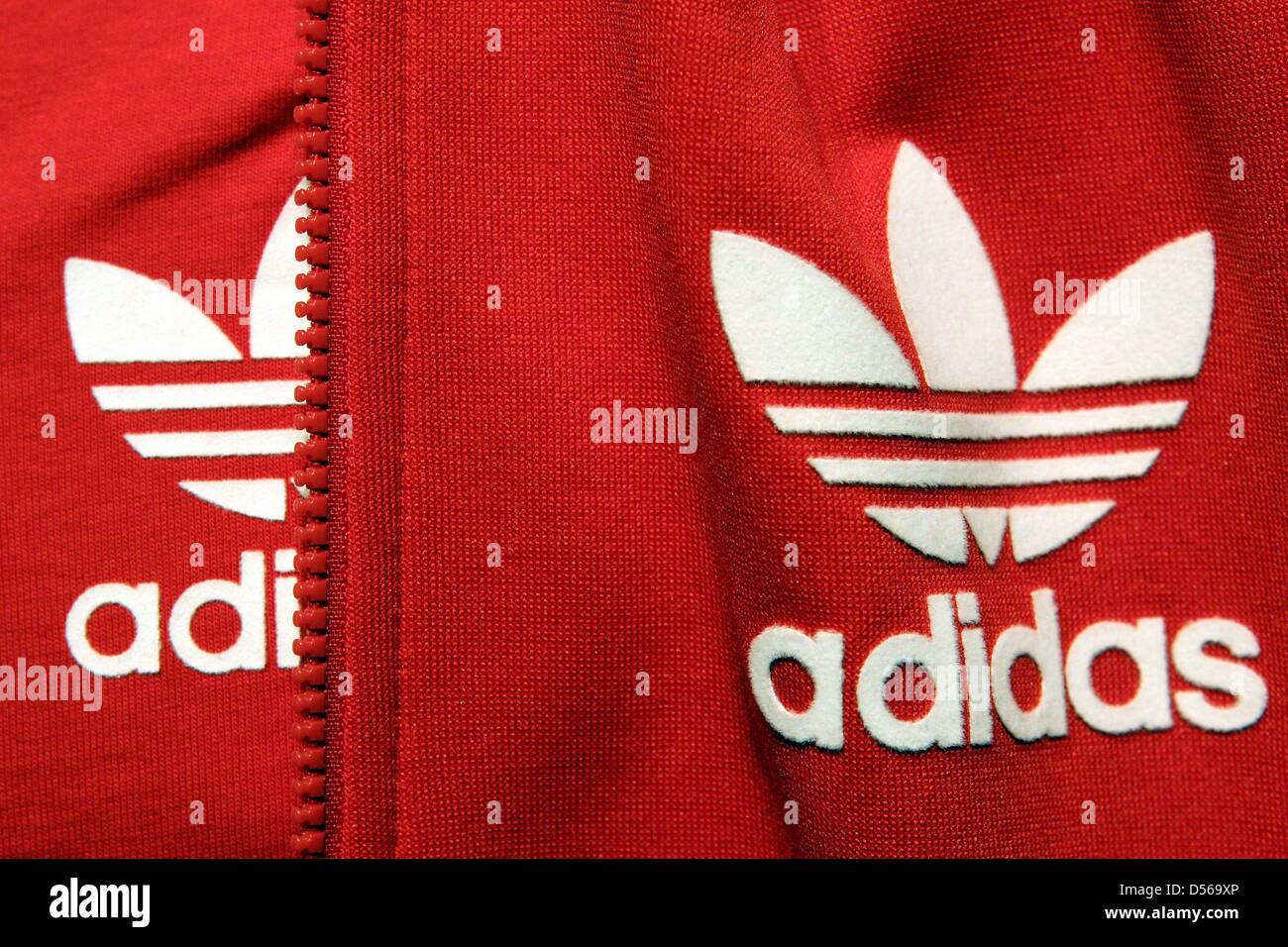 Dossier) - Un fichier photo datée du 06 mai 2010 comprend le logo du  fabricant d'équipement sportif 'Adidas', de l'Allemagne. Adidas veut  augmenter son chiffre d'affaires de 45 ou 50 pour cent
