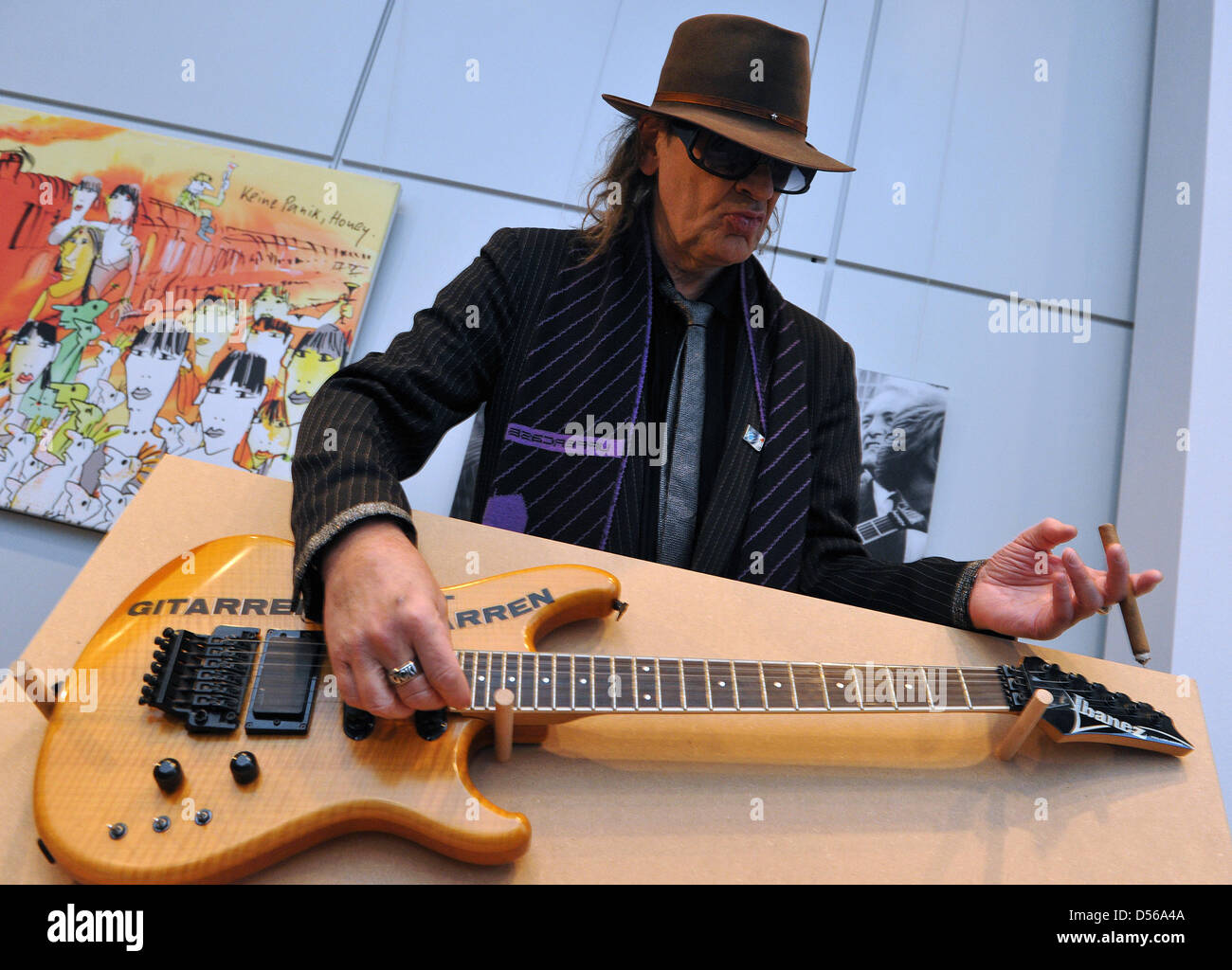 Icône du rock allemand Udo Lindenberg pose avec une guitarith l'écriture 'guitares mais il a présenté à l'AGCS puis chef de la RDA en 1987, Honecker dans Neuhardenberg, Allemagne, 08 novembre 2010. Lindenberg a donné un concert à commemorrate la chute du mur il y a 21 ans. Photo : Patrick Pleul Banque D'Images