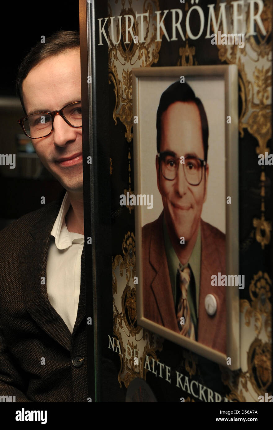 Humoriste allemand Kurt Kroemer pose avec son platinum DVD de la production 'Na du alte Kackbratze » lors d'une conférence de presse à Berlin, Allemagne, 9 novembre 2010. Le nouveau DVD 'Kroem Kroem le de' sera disponible à partir du 12 novembre 2010. Photo : Jens Kalaene Banque D'Images