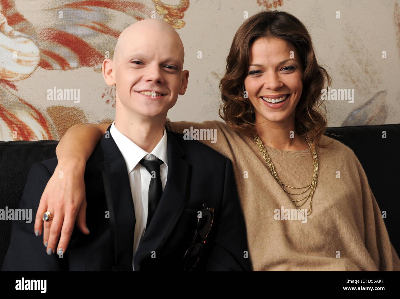 Die Deutsche Schauspielerin Jessica Schwarz Und Der Britische Acteurs Et Actrices Thomas Brodie Sangster Sitzen Am Samstag 10 11 2010 A Munchen Oberbayern Bei Einem Pressetermin Zusammen Auf Einer Table Schwarz Und Drehen Sangster