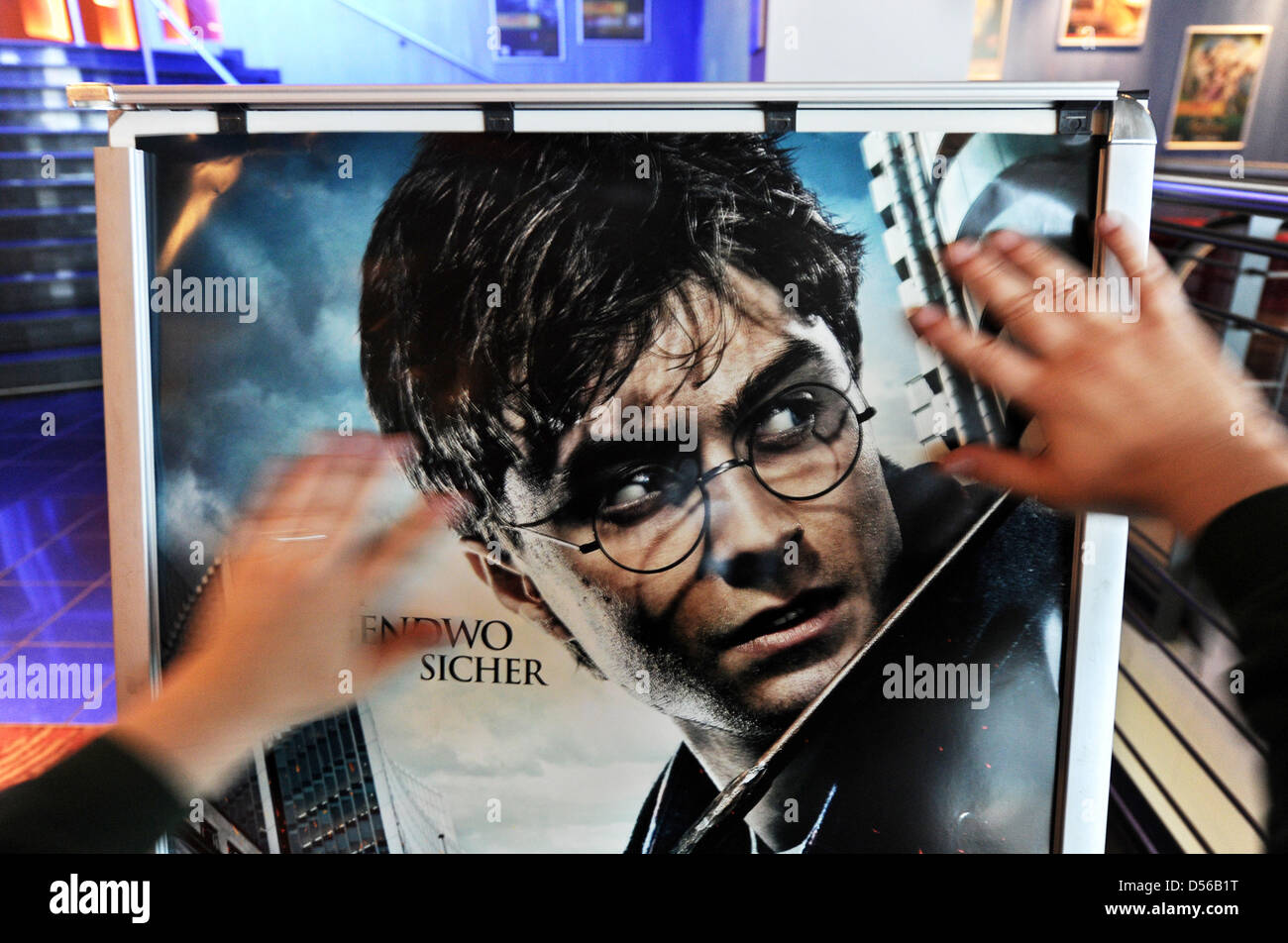 Un cinéma employé commence à accrocher les affiches pour le nouveau film Harry Potter "Harry Potter et les Reliques de la mort' dans le cinéma UCI à Duesseldorf, Allemagne 11 novembre 2010. La première partie de la dernière histoire de Harry Potter est présenté dans les salles allemandes de la 18 novembre 2010. Photo : Julian Stratenschulte Banque D'Images