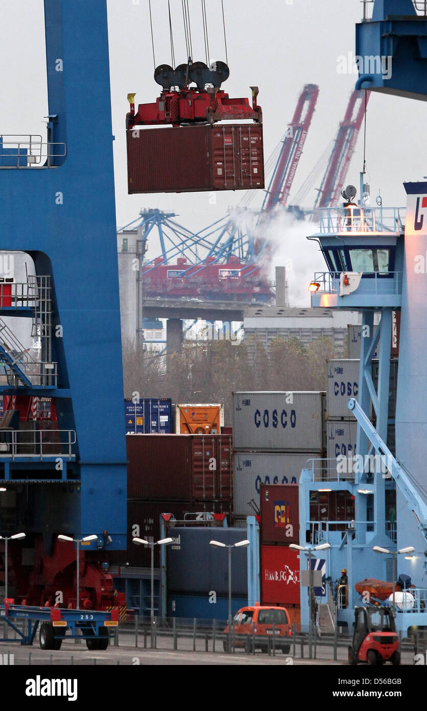 Les conteneurs suis Donnerstag (11.11.2010) auf dem Container Terminal Altenwerder (LTC) der Hamburger Hafen und Logistik AG (HHLA) im Hamburger Hafen umgeschlagen. HHLA stellte die am Freitag (du 12.11.2010) Die Geschäftsentwicklung für die ersten neun Monate vor 2010. Foto : marques dpa/lno Bodo Banque D'Images