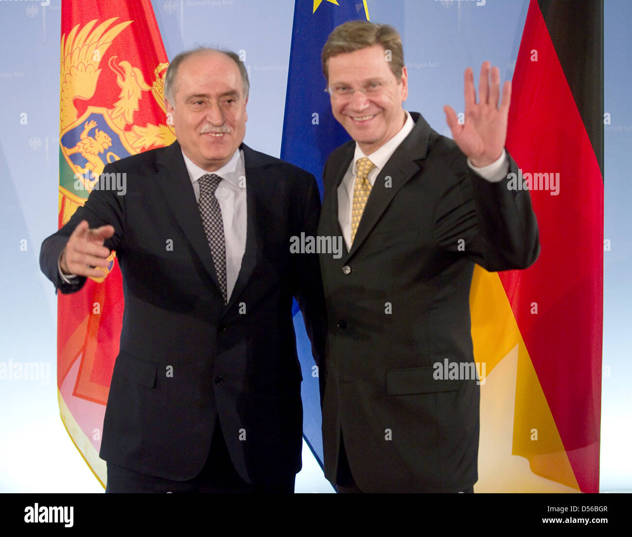 Le ministre des Affaires étrangères allemand Guido Westerwelle (R), se félicite le ministre des Affaires étrangères du Monténégro, Milan Rocen, au ministère des Affaires étrangères à Berlin, Allemagne, 12 novembre 2010. Le Monténégro a politcial et bien sûr pour la réforme économique comme faisant partie du processus d'intégration de l'UE est au centre des discussions. Photo : MARCEL METTELSIEFEN Banque D'Images