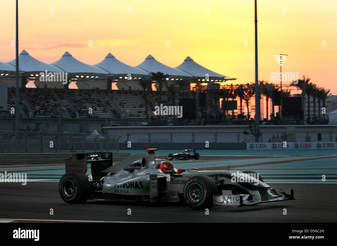 Le pilote allemand Michael Schumacher de Mercedes GP au cours de session Qualfying au Circuit de Yas Marina, à Abu Dhabi, Émirats arabes unis, 13 novembre 2010. L'Allemagne de Vettel Red Bull réclamé pole position de l'avant du Britannique Hamilton de McLaren Mercedes et de l'Espagne d'Alonso Scuderia Ferrari. Le titre-décision finale de la saison de Formule 1 2010 se tiendra le 14 novembre à Yas Banque D'Images