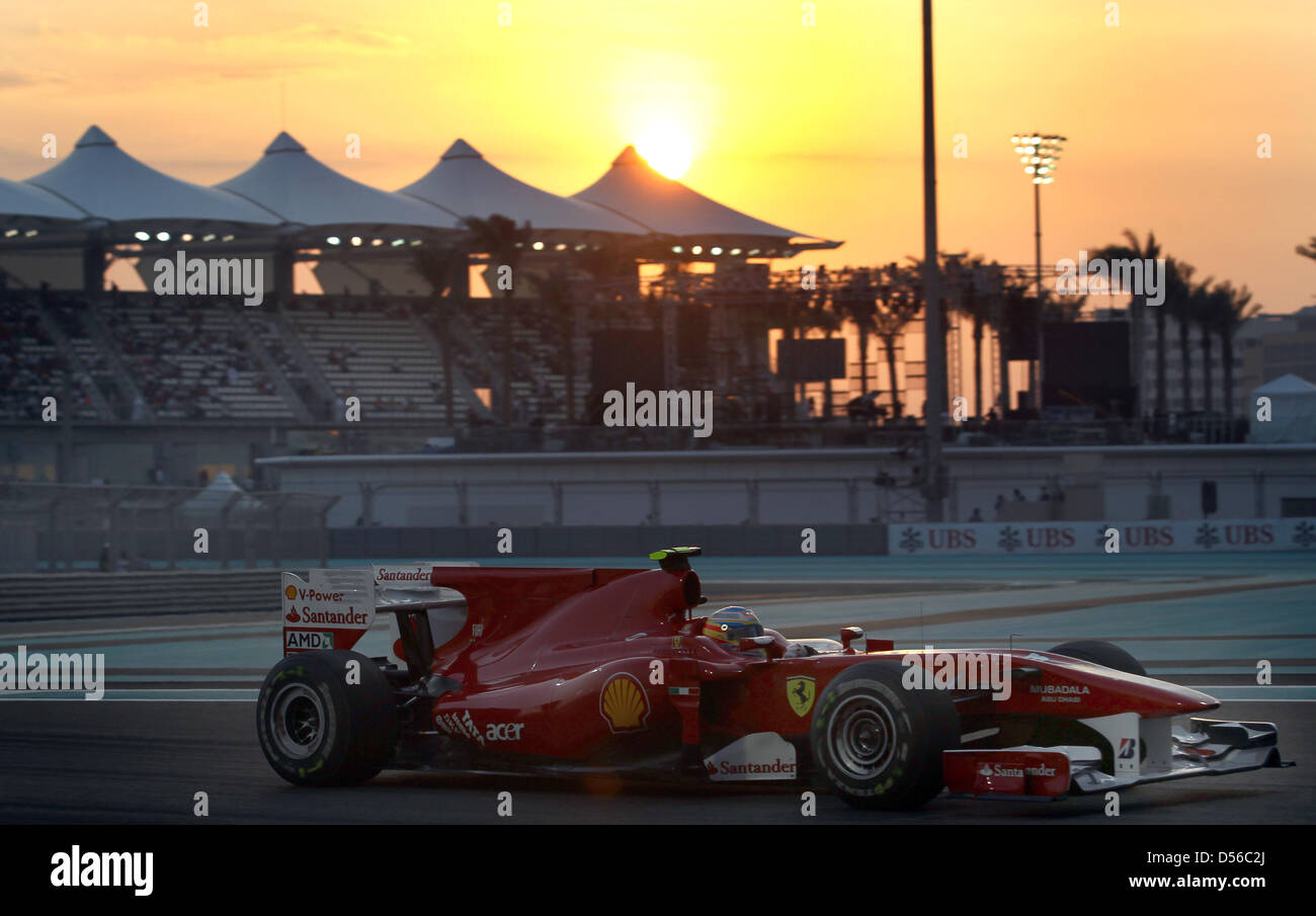 Le pilote espagnol Fernando Alonso Ferrari au cours de session Qualfying au Circuit de Yas Marina, à Abu Dhabi, Émirats arabes unis, 13 novembre 2010. L'Allemagne de Vettel Red Bull réclamé pole position de l'avant du Britannique Hamilton de McLaren Mercedes et de l'Espagne d'Alonso Scuderia Ferrari. Le titre-décision finale de la saison de Formule 1 2010 se tiendra le 14 novembre à Yas Marina Banque D'Images