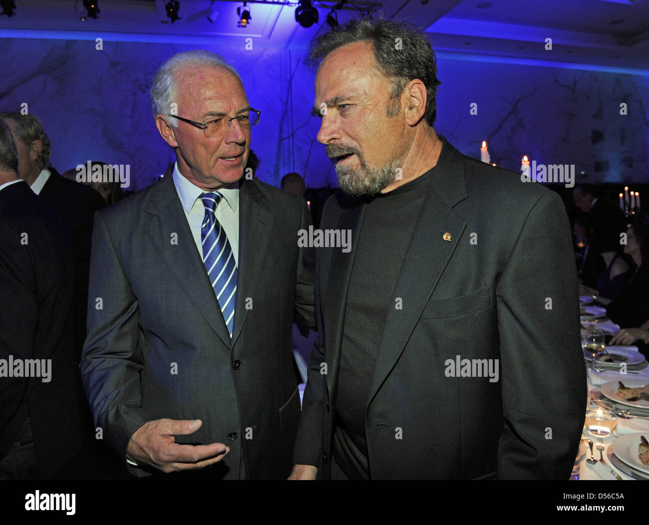 (L à R) : la légende du football Franz Beckenbauer et l'acteur italien Franco Nero assister à une partie au cours de l'Hermes Eagles Presidents' Golf Cup 2010 à Vilamoura près de Faro, Portugal, 13 novembre 2010. Photo : URSULA DUEREN Banque D'Images