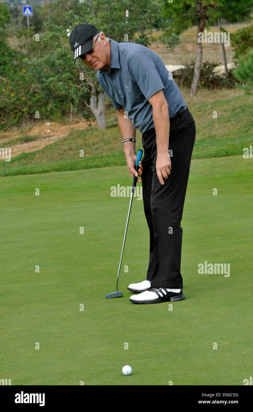 La légende du football allemand Franz Beckenbauer joue au golf pour une cause caritative au cours de l'Hermes Eagles Presidents' Golf Cup 2010 à Vilamoura près de Faro, Portugal, 13 novembre 2010. Photo : URSULA DUEREN Banque D'Images