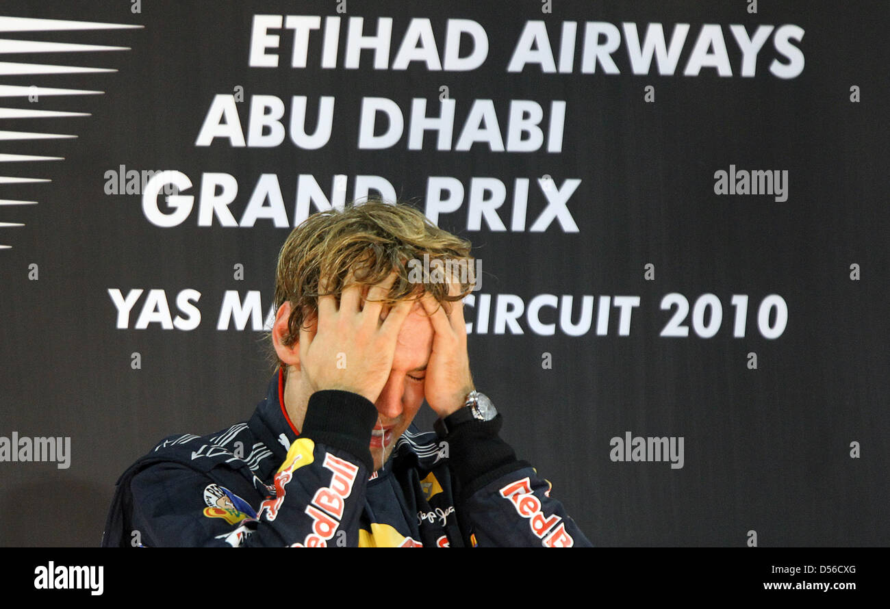 Le Champion du Monde de Formule 1 2010, l'Allemagne de Sebastian Vettel Red Bull Racing est débordé sur le podium après le Grand Prix d'Abu Dhabi au Circuit de Yas Marina à Abu Dhabi, Émirats arabes unis, 14 novembre 2010. Gagner la Formule 1 Grand Prix d'Abu Dhabi, l'allemand Sebastian Vettel de Red Bull Racing a décroché le titre et devient le plus jeune champion du monde. Photo : Jen Banque D'Images