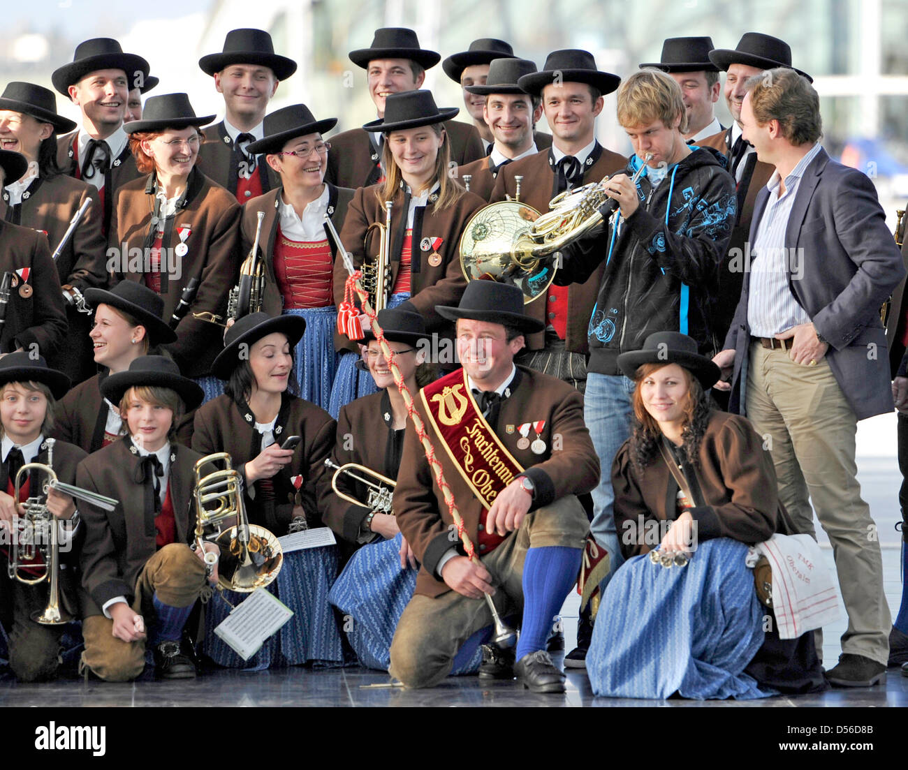 Champion du Monde de Formule 1 Allemand Sebstian Vettel de Red Bull (2-R) joue un bugle, tandis qu'une fanfare et principal pour l'écurie Red Bull Christian Horner (R) montre, à Salzburg, Autriche, le 15 novembre 2010. Gagner la Formule 1 Grand Prix d'Abu Dhabi, Lewis Hamilton remporte le titre et devient le plus jeune champion du monde jamais. Photo : Marc Mueller Banque D'Images