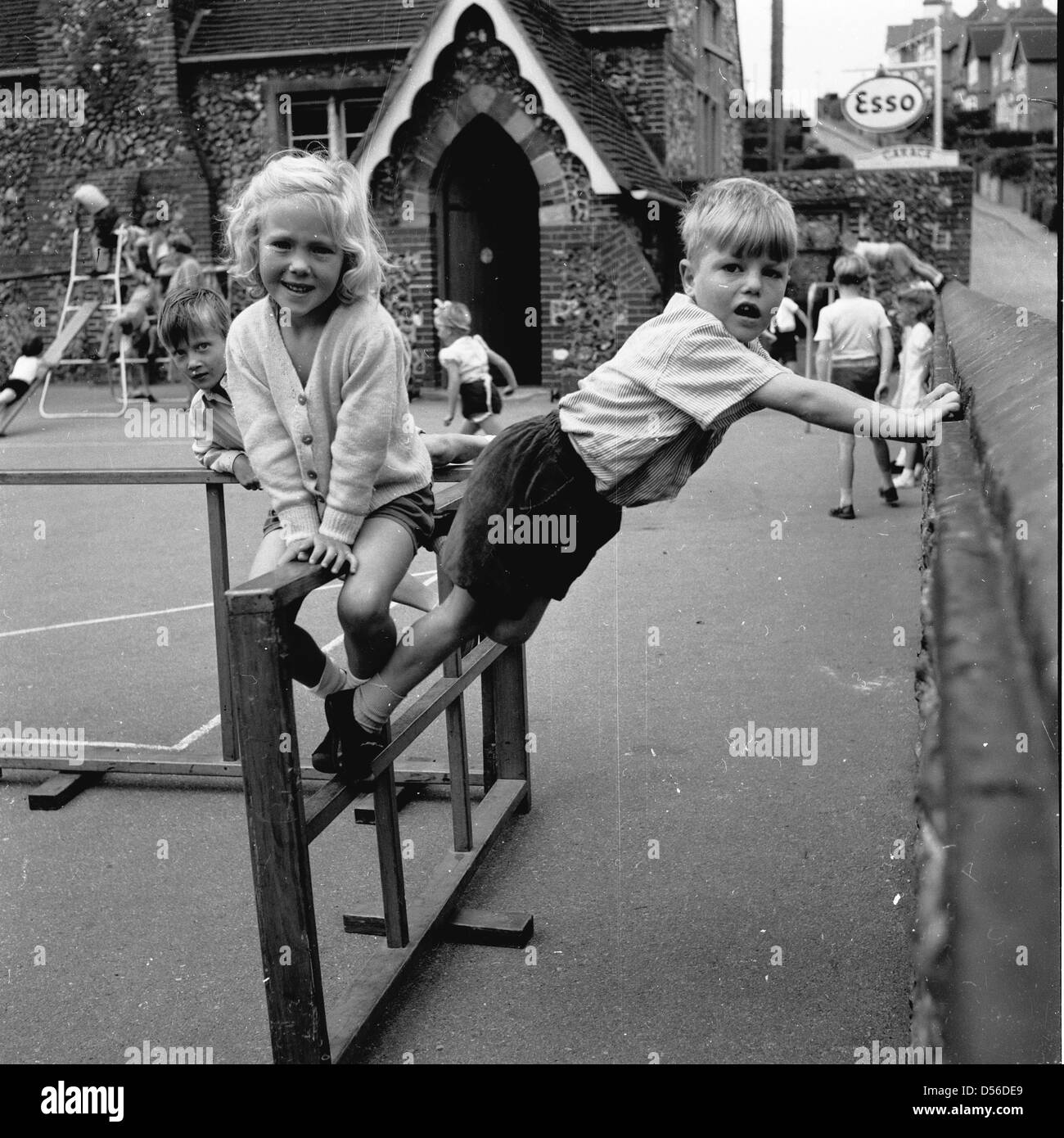 Années 1950, enfants jouant à l'extérieur Banque de photographies et d ...