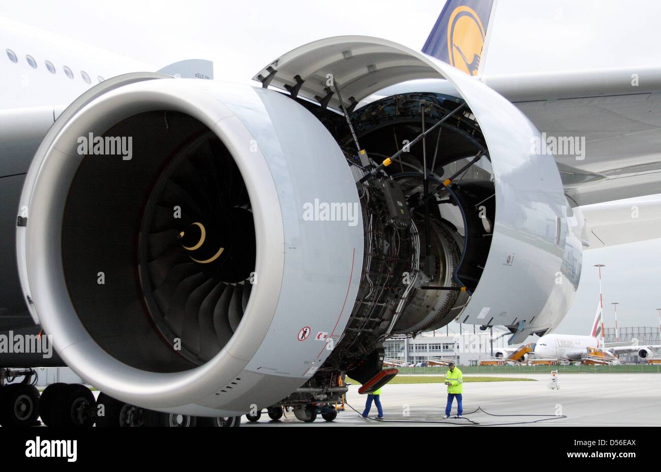 (Dossier) - Un fichier photo datée du 11 mai 2010 Les techniciens de maintenance la première montre Airbus A380 de Lufthansa en Hambourg, Allemagne. Après de graves problèmes de moteur avec un Airbus A380 de la compagnie australienne Qantas, Lufthansa échange un de leurs moteurs A380 comme l'entretien préventif. Un porte-parole a signalé le 18 novembre 2010, qu'il a été décidé en accord avec le fabricant Banque D'Images