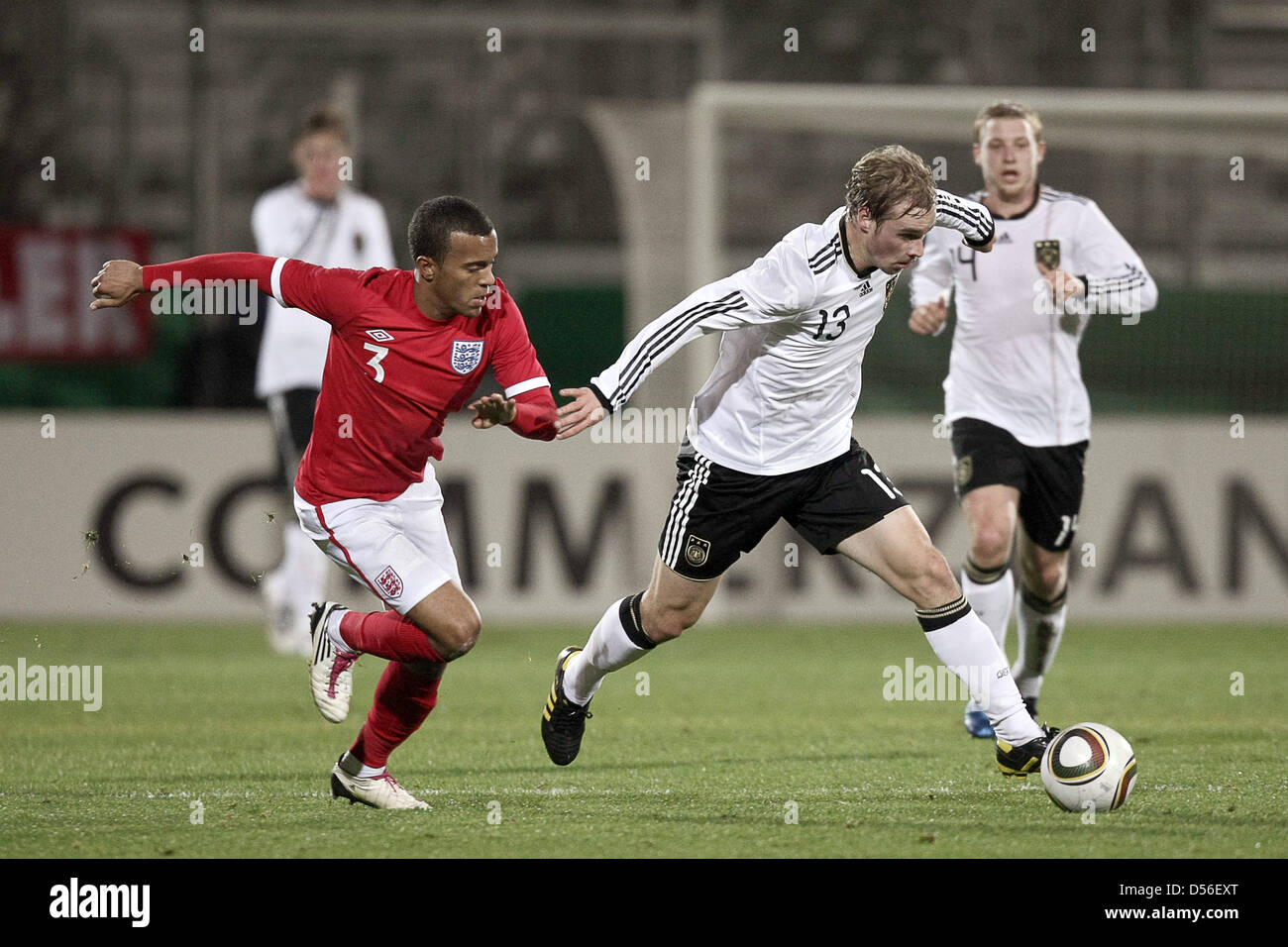 Le Maximilian Beister (R) et en Angleterre avec la Ryan Betrend (L) rivalisent pour la balle pendant sous21 match amical Allemagne / Angleterre à Wiesbaden, Allemagne, 16 novembre 2010. L'Allemagne a battu l'Angleterre U21 U21 avec 2-0. Photo : Fredrik von Erichsen Banque D'Images