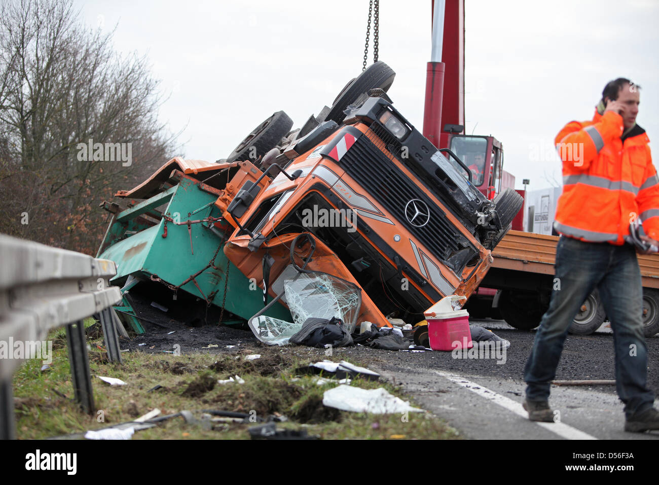 Umgekippter Ein Lkw mit Anhänger liegt am Freitag (19.11.2010) nahe Schwebheim (Landkreis Schweinfurt/Unterfranken) nach einem Unfall auf der Fahrbahn. Nach einem Ausweichmanöver wegen eines der auf die Gegenfahrbahn Pkws geriet, ist am morgen auf der B286 ein ins Teerlaster umgekippt Schleudern geraten und. Dabei begrub anderen er sich unter Pkw. Drei der Insassen verstarben noch Banque D'Images