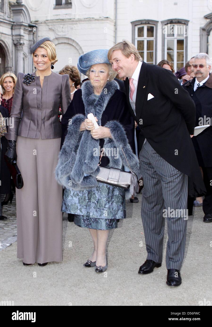 (L à R) : La Princesse Maxima, La Reine Béatrix et le Prince Willem-Alexander des Pays-Bas à l'église mariage de Annemarie Gualthérie van WEEZEL et Prince Carlos de Bourbon de Parme à Abdij Ter La Cambre, (Abbaye) à Bruxelles, Belgique, 20 novembre 2010. Photo : Patrick van Katwijk Banque D'Images