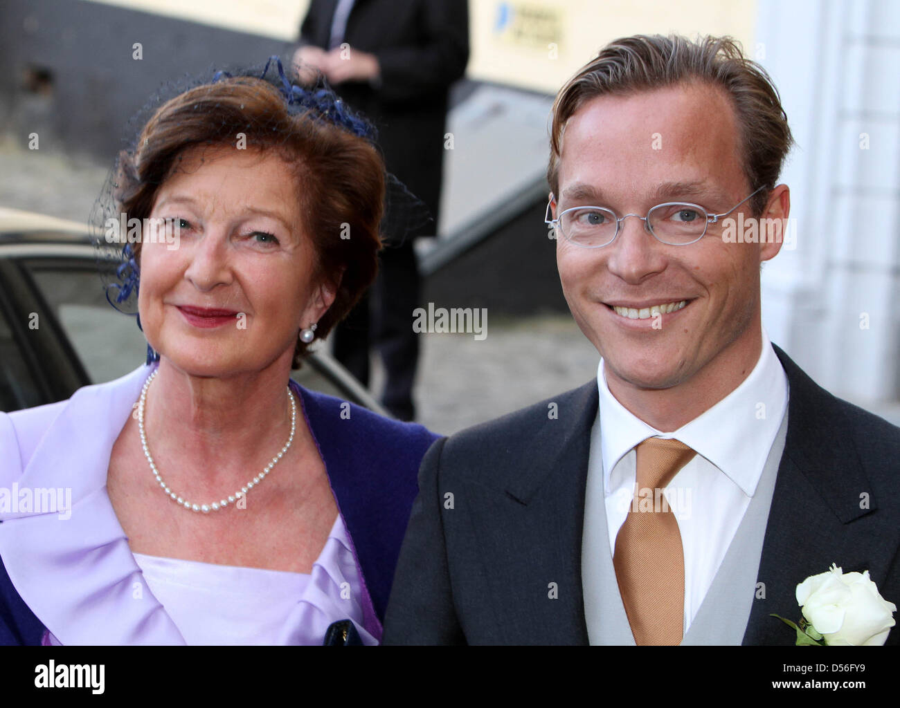 Anque de visser (mère de la mariée) et Prince Jaime de Bourbon de Parme (frère du marié) assister à l'église mariage de Annemarie Gualthérie van WEEZEL et Prince Carlos de Bourbon Parme Abdij ter à la Cambre, (Abbaye) à Bruxelles, Belgique, 20 novembre 2010. Photo:Albert Nieboer Pays-bas OUT Banque D'Images