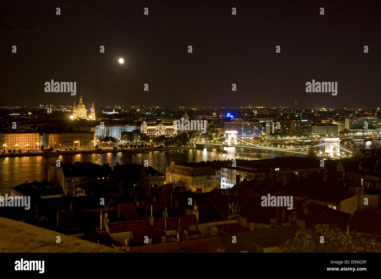 Budapest et Szenchenyi Bridge at Night, Hongrie Banque D'Images