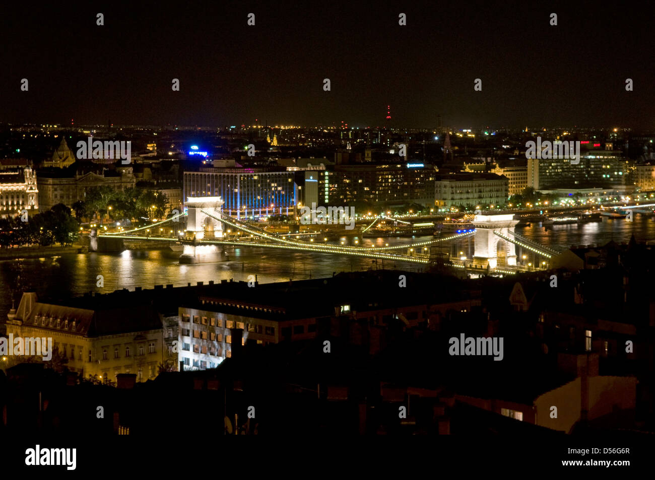 Budapest et Szenchenyi Bridge at Night, Hongrie Banque D'Images
