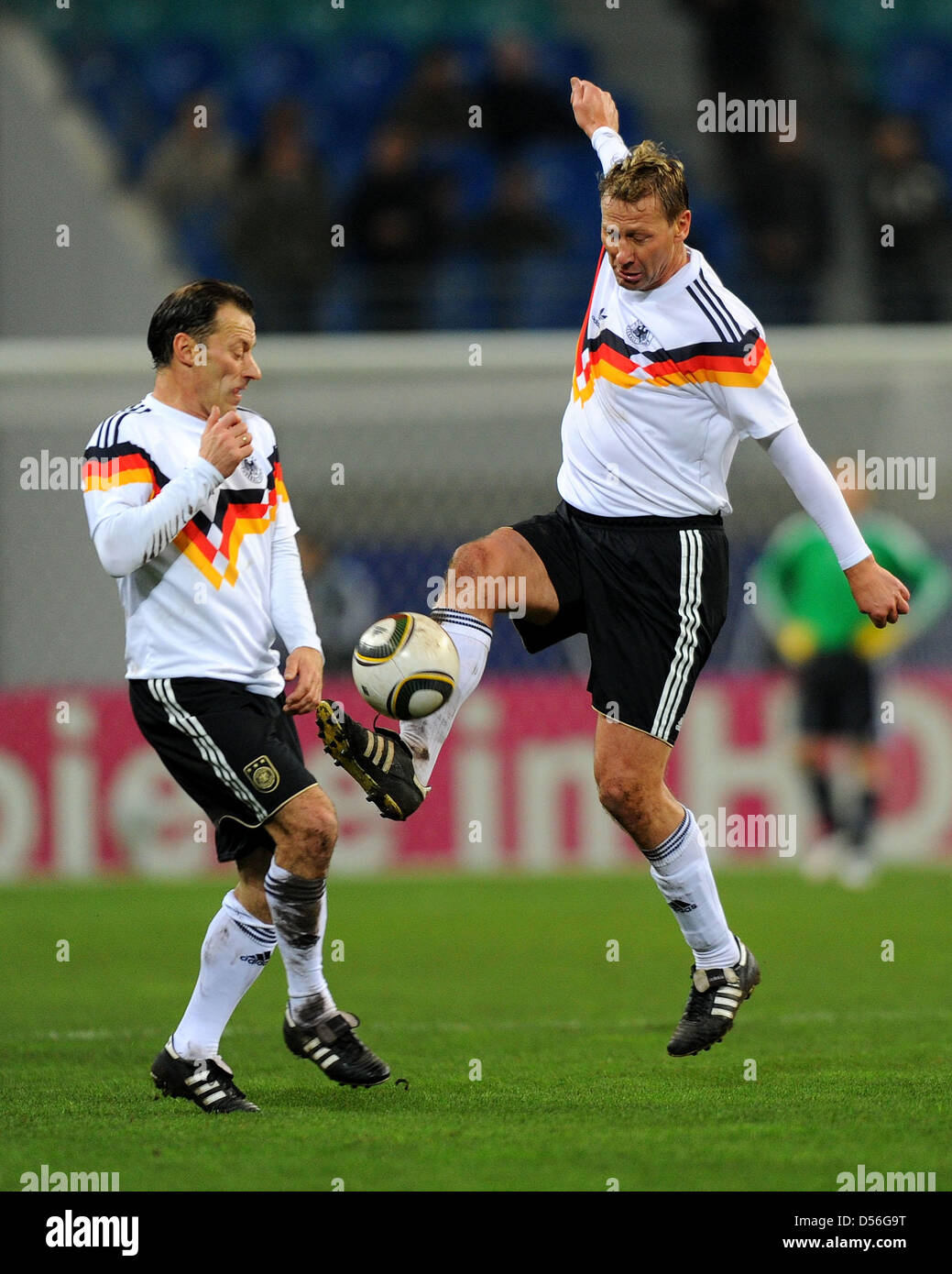 Günter Herrmann (l) und Guido Buchwald von der WM-Mannschaft von 1990  stoßen (am Samstag 20.11.2010) im Rahmen des 'Spiel der Legenden der' dans  Red Bull Arena à Leipzig bei der Ballannahme zusammen.