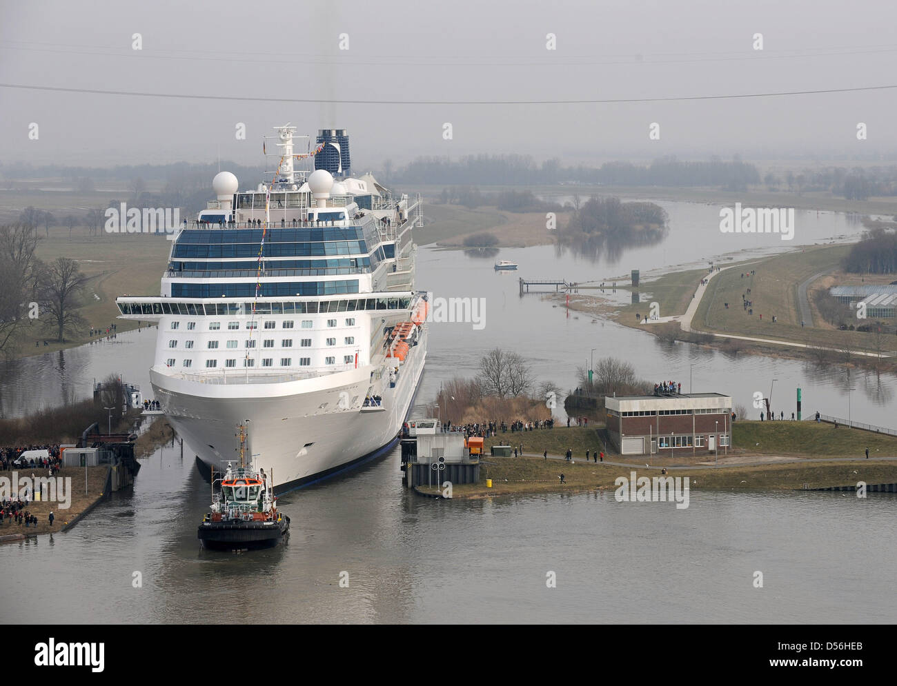 Les 317 mètres de long nouveau paquebot Celebrity 'Eclipse' avec un tonnage brut de 122,000 GT quitte le chantier naval de Papenburg, Allemagne, 11 mars 2010. Le bateau de croisière est transférée à la mer du Nord sur l'étroite rivière Ems. Photo : INGO WAGNER Banque D'Images
