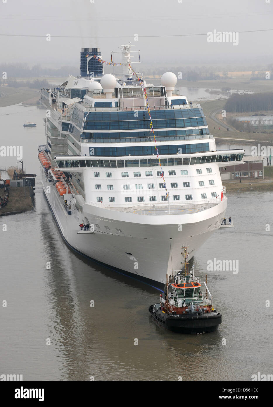 Les 317 mètres de long nouveau paquebot Celebrity 'Eclipse' avec un tonnage brut de 122,000 GT quitte le chantier naval de Papenburg, Allemagne, 11 mars 2010. Le bateau de croisière est transférée à la mer du Nord sur l'étroite rivière Ems. Photo : INGO WAGNER Banque D'Images