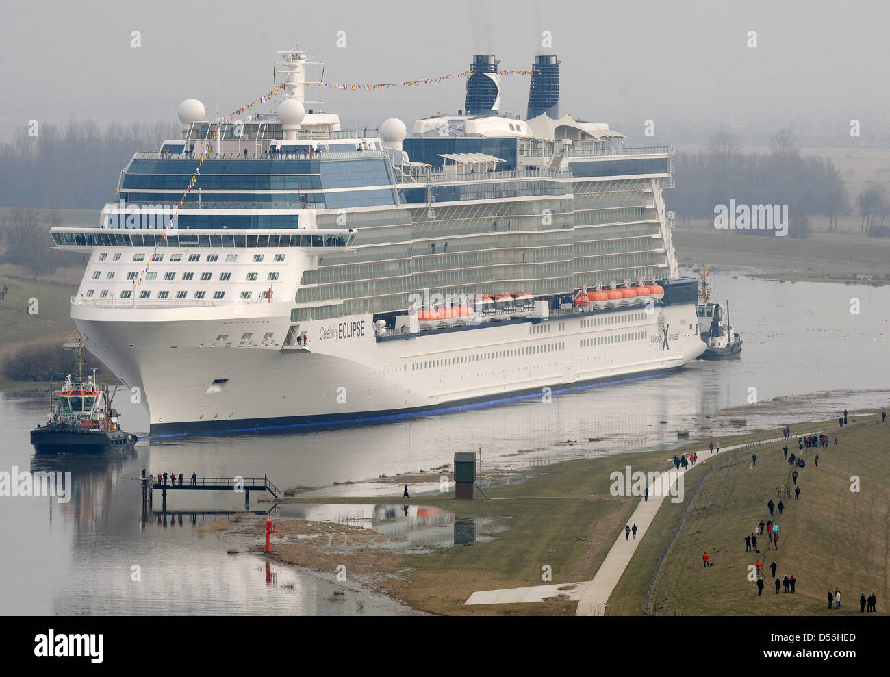 Les 317 mètres de long nouveau paquebot Celebrity 'Eclipse' avec un tonnage brut de 122,000 GT quitte le chantier naval de Papenburg, Allemagne, 11 mars 2010. Le bateau de croisière est transférée à la mer du Nord sur l'étroite rivière Ems. Photo : INGO WAGNER Banque D'Images