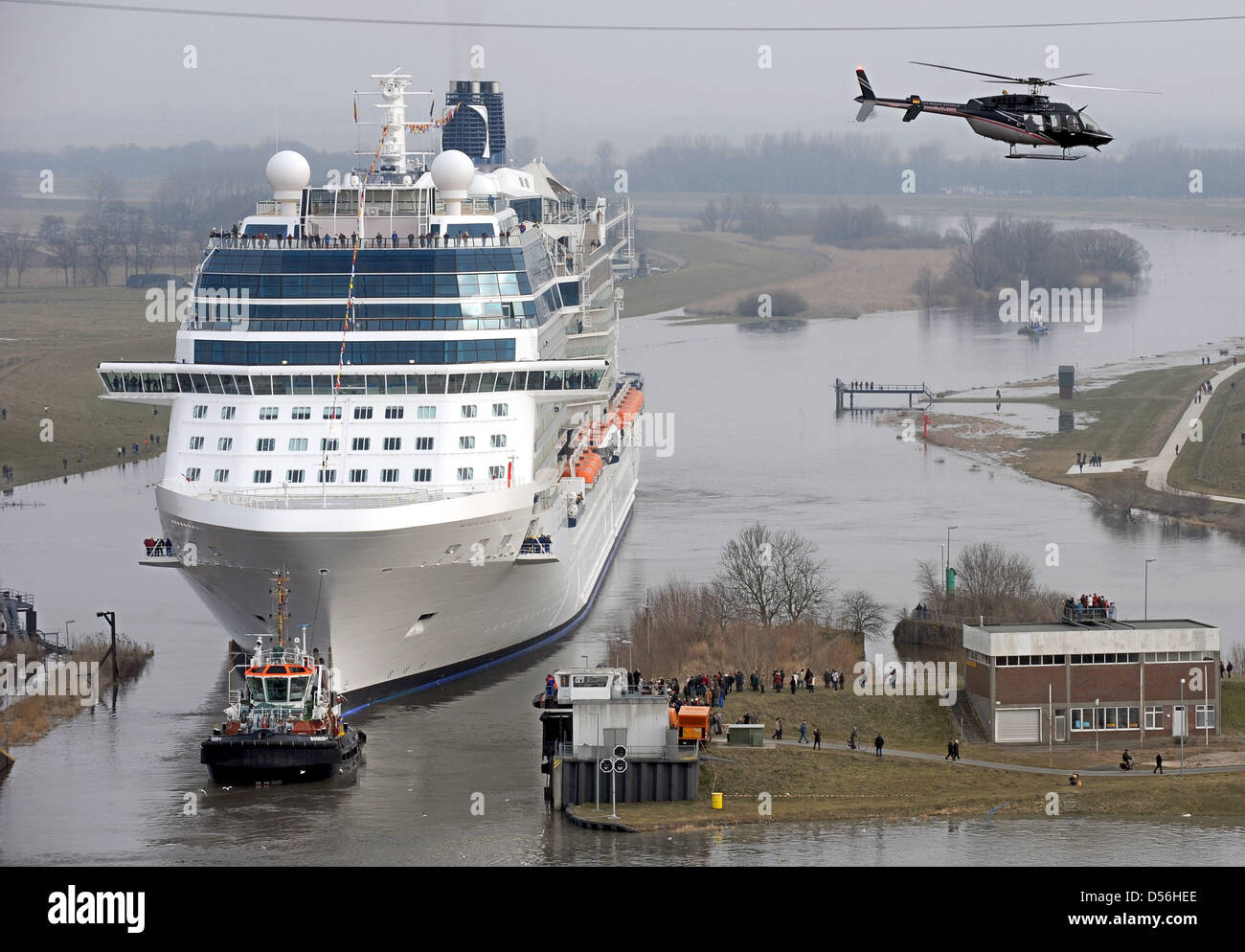 Les 317 mètres de long nouveau paquebot Celebrity 'Eclipse' avec un tonnage brut de 122,000 GT quitte le chantier naval de Papenburg, Allemagne, 11 mars 2010. Le bateau de croisière est transférée à la mer du Nord sur l'étroite rivière Ems. Photo : INGO WAGNER Banque D'Images