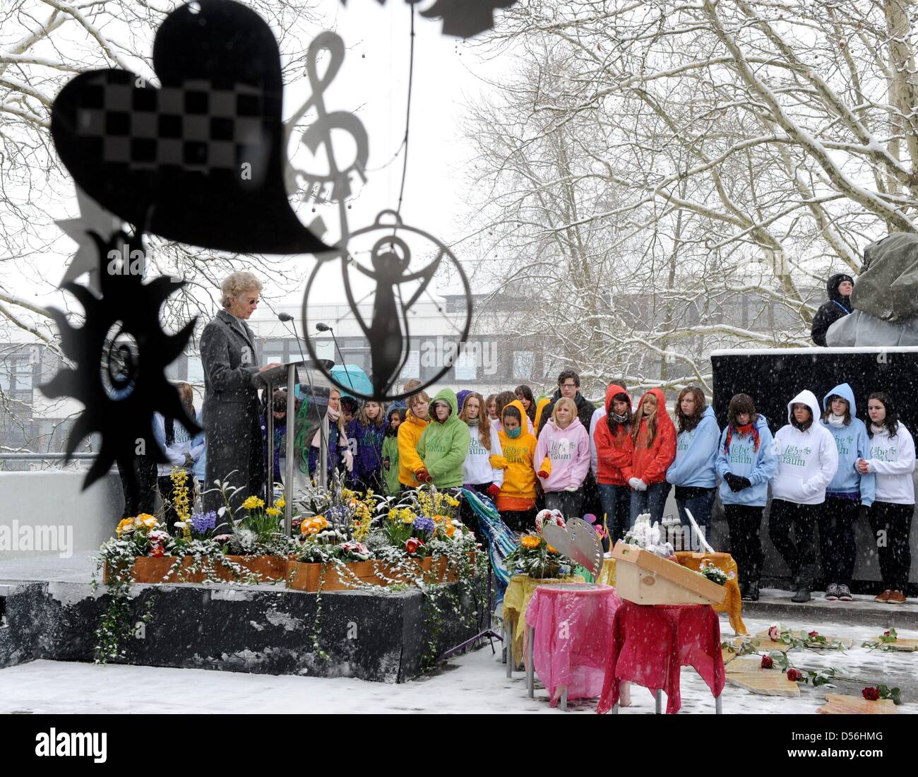 Astrid Hahn, responsable pédagogique de l'école d'Albertville, prononce un discours lors de la commémoration des victimes d'Albertville tir rampage à Winnenden, Allemagne, 11 mars 2010. Quelque 900 élèves, enseignants et familles se sont réunis pour commémorer les victimes de la fusillade à l'école Albertville rampage le 11 mars 2009. A 17 ans, ancien élève de l'école d'Albertville avait tué neuf élève Banque D'Images