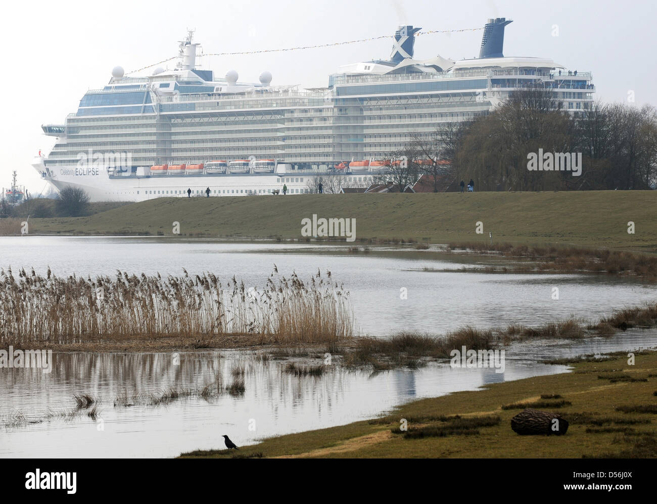 Le dernier navire de l'Astilleros Meyer, un paquebot de croisière Celebrity 'Eclipse' passe Leer, Allemagne, 11 mars 2010. Le géant de 317 mètres de longueur et 122 000 poids RT est de laisser les arsenaux maritimes un jour plus tôt que prévu le 11 mars. Photo : INGO WAGNER Banque D'Images