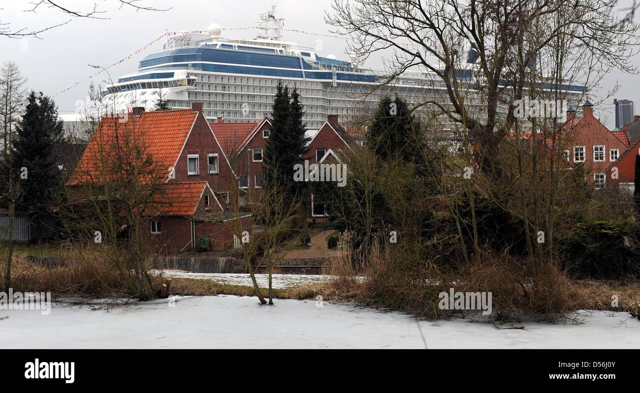 Le dernier navire de l'Astilleros Meyer, un paquebot de croisière Celebrity 'Eclipse' passe Leer, Allemagne, 11 mars 2010. Le géant de 317 mètres de longueur et 122 000 poids RT est de laisser les arsenaux maritimes un jour plus tôt que prévu le 11 mars. Photo : INGO WAGNER Banque D'Images