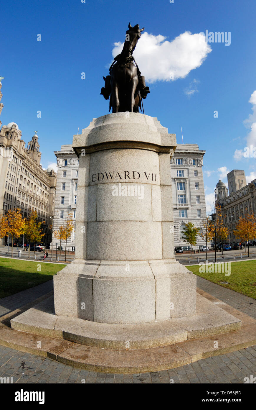 Edward VII statue en face de la Cunard Building à Pier Head, Liverpool. Banque D'Images