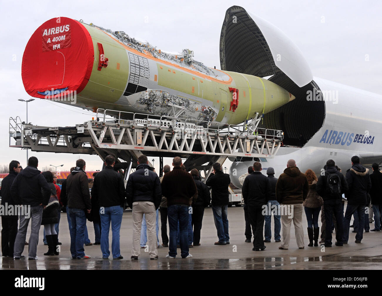Plusieurs Centaines D Employes D Airbus Regardez Comme La Quatrieme Section Du Corps De L Avion De Transport Militaire A400m Est Transfere A Un Avion De Transport Beluga A L Aerodrome De L Entreprise Airbus A Breme