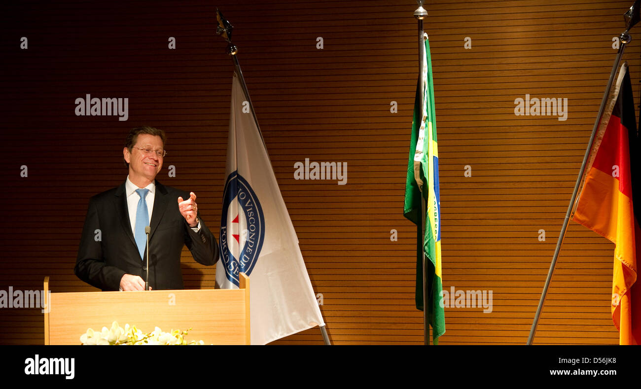 Le ministre des Affaires étrangères allemand Guido Westerwelle, prononce un discours lors de sa visite au Colegio Visconde de Porto Alegre à Sao Paulo, Brésil, 11 mars 2010. Westerwelle est en tournée en Amérique du Sud, en faisant des visites d'État au Chili, Argentine, Uruguay et Braszil. Photo : ARNO BURGI Banque D'Images