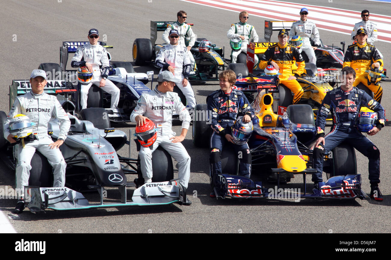 Les pilotes de Formule 1 2010 s'alignent pour une photo officielle à  Bahrain International circuit de Sakhir, à Bahreïn, le 12 mars 2010. Sept  fois champion de Formule 1 Schumacher revient après