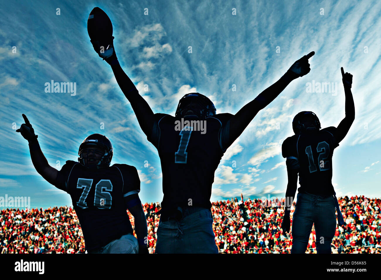 Les joueurs de football cheering in game Banque D'Images