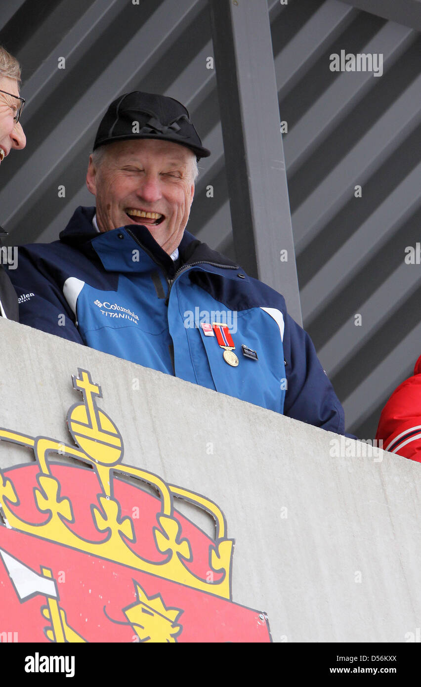 Le roi Harald participe avec d'autres membres de la famille royale norvégienne la Coupe du monde nordique près de Holmenkollen à Oslo, Norvège, 14 mars 2010. Le saut à ski de Holmenkollen Hill est le plus récent dans le monde. La Coupe du Monde auront lieu à la nouvelle arène Holmenkollen près d'Oslo le 13 mars jusqu'au 14 mars 2010. Photo : Albert Nieboer (Pays-Bas) Banque D'Images