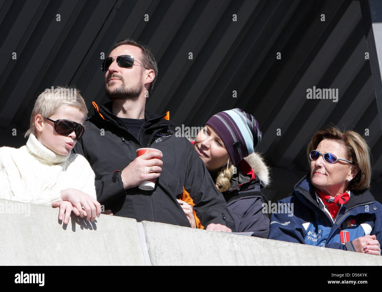 Le Prince Héritier Haakon (2l), la princesse héritière Mette-Marit, Marius (fils de la princesse Mette-Marit) et de la reine Sonja (r) d'assister à d'autres membres de la famille royale norvégienne la Coupe du monde nordique près de Holmenkollen à Oslo, Norvège, 14 mars 2010. Le saut à ski de Holmenkollen Hill est le plus récent dans le monde. La Coupe du Monde auront lieu à la nouvelle arène Holmenkollen près d'Oslo le 13 mars u Banque D'Images