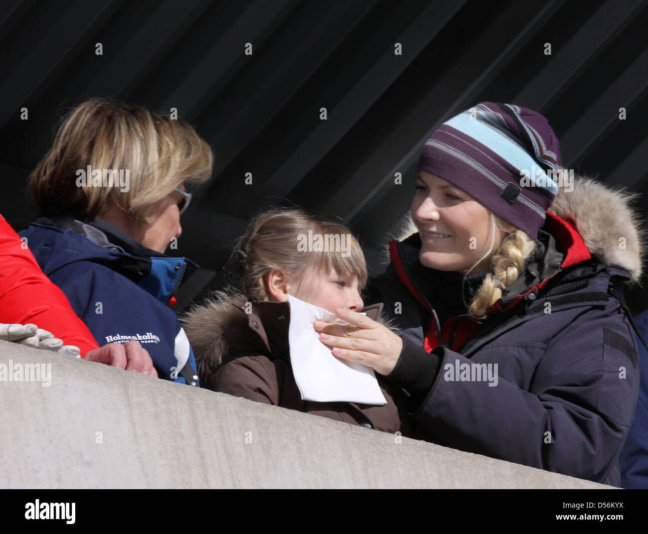 La Reine Sonja (l), la princesse héritière Mette-Marit de Norvège et la Princesse Ingrid Alexandra participer avec d'autres membres de la famille royale norvégienne la Coupe du monde nordique près de Holmenkollen à Oslo, Norvège, 14 mars 2010. Le saut à ski de Holmenkollen Hill est le plus récent dans le monde. La Coupe du Monde auront lieu à la nouvelle arène Holmenkollen près d'Oslo le 13 mars jusqu'au 14 mars 2010. Photo : Banque D'Images