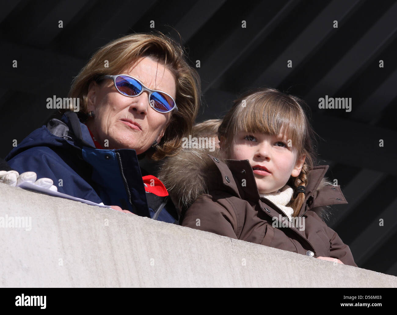 La Reine Sonja de Norvège et la Princesse Ingrid Alexandra participer avec d'autres membres de la famille royale norvégienne la Coupe du monde nordique près de Holmenkollen à Oslo, Norvège, 14 mars 2010. Le saut à ski de Holmenkollen Hill est le plus récent dans le monde. La Coupe du Monde auront lieu à la nouvelle arène Holmenkollen près d'Oslo le 13 mars jusqu'au 14 mars 2010. Photo : Albert Nieboer (Pays-Bas OUT Banque D'Images